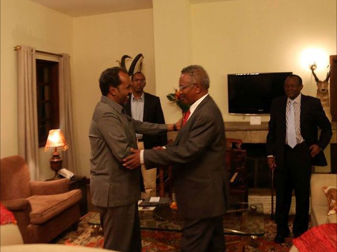 الرئيس الصومالي حسن شيخ محمود ورئيس بونتلاند عبد الرحمن فرولي أثناء لقائهما في نيروبي