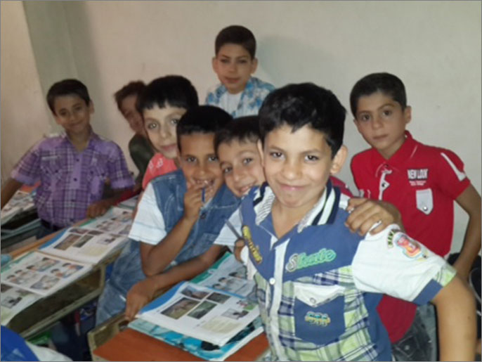 طلاب في مركز الشعار التعليمي يحلمون بمواصلة التعليم لضمان مستقبل زاهر (الجزيرة نت)