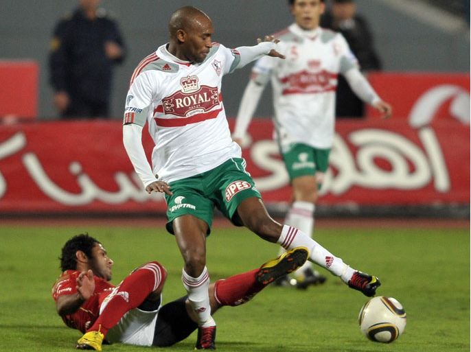 epa02510510 Egypt's Al-Zamalek player Shikabala (L) fights for the ball with Al-Ahly player Sherif Abdel-Fadil (R) during their Egyptian tournament soccer match in Cairo, Egypt, 30 December 2010. EPA/ABDEL HAMID EID