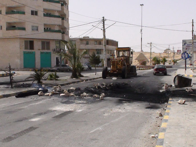 آليات حكومية تزيل صباح اليوم آثار مخلفات الاشتباكات في مدينة معان (الجزيرة)