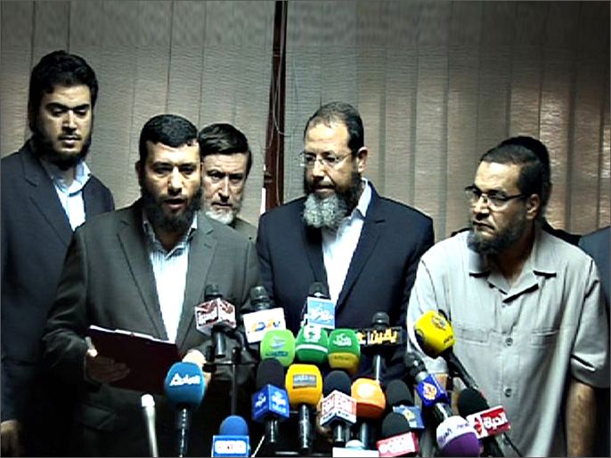 ممثلون عن القوى الإسلامية في مصر أدانوا حادث مقتل الشيعة (الجزيرة)