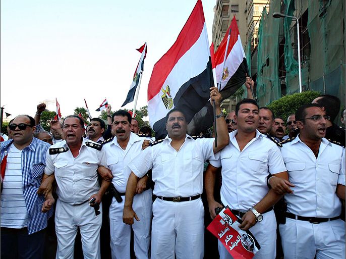 مسيرة لعدد من ضباط الشرطة تتجه إلى ميدان التحرير للمطالبة برحيل الرئيس مرسي