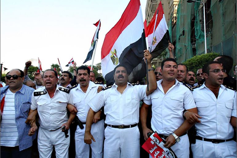 مسيرة لعدد من ضباط الشرطة تتجه إلى ميدان التحرير للمطالبة برحيل الرئيس مرسي