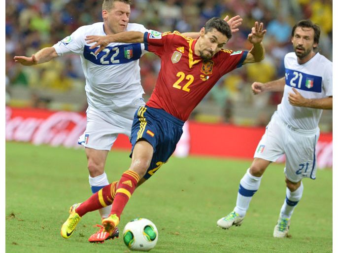 Ceará, BRAZIL : Spain's midfielder Jesus Navas (C) drives the ball past Italy's midfielder Emanuele Giaccherini (L) as midfielder Andrea Pirlo looks on during their FIFA Confederations Cup Brazil 2013 semifinal football match, at the Castelao Stadium in Fortaleza, on June 27, 2013. AFP PHOTO
