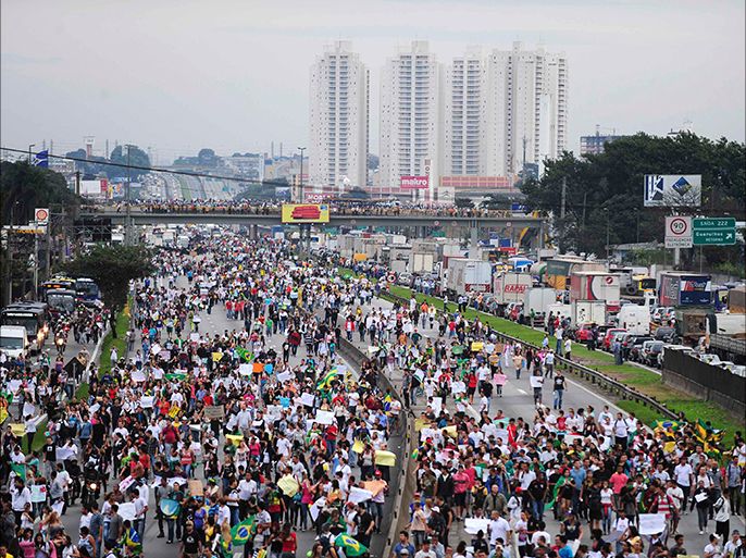 Demonstrators block Presidente Dutra highway and the access to reach Guarulhos International Airport during an anti-government protest on the outskirts of Sao Paulo June 21, 2013. Demonstrations continued in a growing protest that is tapping into widespread anger at poor public services, police violence and government corruption. REUTERS/Junior Lago (BRAZIL - Tags: CIVIL UNREST TRANSPORT POLITICS)