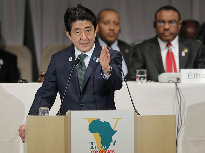 Japanese Prime Minister Shinzo Abe (L) delivers a speech as 5th TICAD chairman and Ethiopian Prime Minister Hailemariam Desalegn (R) listens during the opening session of the three-day Tokyo International Conference on African Development (TICAD) in Yokohama, near Tokyo, on June 1, 2013. Japan is to give 14 billion USD in aid to Africa over the next five years, Prime Minister Shinzo Abe said on June 1, at the opening of the conference in Tokyo on the resource-rich continent. AFP PHOTO / POOL / Itsuo Inouye