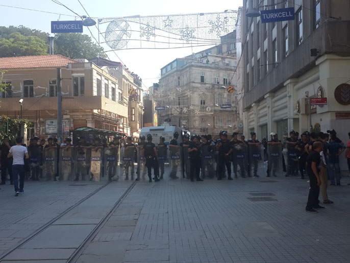الشرطة أغلقت الشوارع المؤدية إلى ميدان تقسيم خشية عودة المعتصمين (الجزيرة)