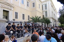 تجمع موظفي التلفاز الحكومي أمام مجلس الدولة الأعلى في وسط أثينا