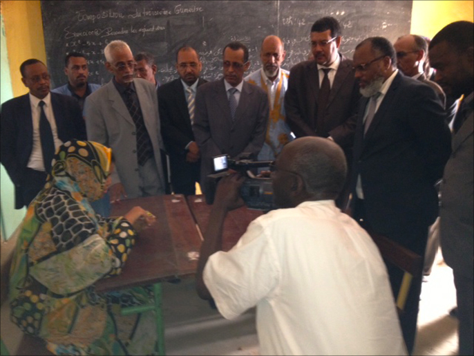 وزراء التعليم ومساعدوهم يزورون الفتاة في قاعة امتحانها (الجزيرة نت)