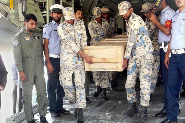 epa03756599 Pakistani Air Force officials carry a coffins containing the body of one of the foreign tourists upon their repatriation from Gilgit, at Chaklala Airbase in Rawalpindi, Pakistan, 23 June 2013. Islamist militants have killed ten foreigners, identified as five Ukrainians, three Chinese, a Russian and a Nepalese after attacking a camp on Nanga Parbat, the world's ninth highest peak in northern Pakistan. Pakistani Parliament passed a resolution to condemn the attack. EPA/MD NADEEM
