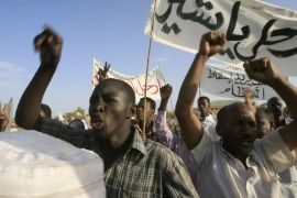 Omdurman, -, SUDAN : Holding a banner that reads in Arabic, "Leave Bashir", supporters of former prime minister (1986-1989) and now head of the National Umma Party (NUP), religious leader Sadiq al-Mahdi, rally in Khalifa Square in Sudan’s twin capital of Omdurman on June 29, 2013. The NUP, the largest opposition party has called on its supporters across the country to attend the rally, marking 24 years (June 30) since the 1989 military coup led by now President Omar al-Bashir, against the multi-party government which was led by al-Mahdi. AFP PHOTO / ASHRAF SHAZLY