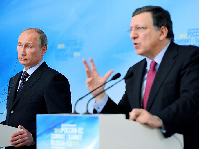 Russian President Vladimir Putin (L) and European Commission President Jose Manuel Barroso attend a news conference after the European Union-Russian Federation (EU-Russia) Summit in Yekaterinburg June 4, 2013. President Vladimir Putin defended on Tuesday Russia's right to sell arms to the Syrian government but said Moscow had not yet delivered advanced S-300 air defence systems to Damascus. REUTERS/Mikhail Klimentyev/RIA Novosti/Kremlin (RUSSIA - Tags: POLITICS) ATTENTION EDITORS - THIS IMAGE HAS BEEN SUPPLIED BY A THIRD PARTY. IT IS DISTRIBUTED, EXACTLY AS RECEIVED BY REUTERS, AS A SERVICE TO CLIENTS