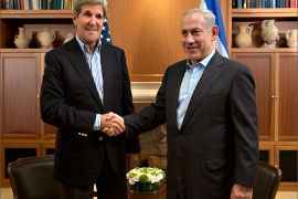 US Secretary of State John Kerry (L) shakes hands with Israeli Prime Minister Benjamin Netanyahu during their meeting in Jerusalem, on June 27, 2013. Kerry is in Israel  for the fifth time in three months, to make further efforts to resume peace talks between the Jewish country and the Palestinians. AFP PHOTO/POOL/JACQUELYN MARTIN