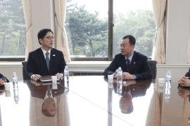 SEOUL, -, REPUBLIC OF KOREA : Vice-minister of South Korea's Unification Ministry Kim Nam-sik (2nd R) and head of South Korea's working-level delegation Chun Hae-sung (2nd L) talk at the Office of the South Korea-North Korea Dialogue in Seoul on June 9, 2013, before the delegation leaves to Panmunjom in the demilitarised zone separating the two Koreas. North and South Korean officials headed for their first talks in years, confronting decades of mutual distrust in a search for some positive end to months of soaring military tensions. AFP PHOTO / POOL
