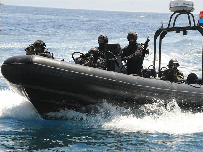 ‪جنود من قوات المارينز الأردنية خلال عملية خاصة لقتال إرهابيين في المناورات البحرية‬ (الجزيرة نت)