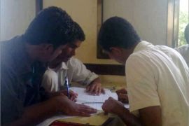 طلاب وهم يقومون بعملية غش جماعية أمس الاحد داخل إحدى قاعات الامتحانات بعدن (الجزيرة نت)1.jpg