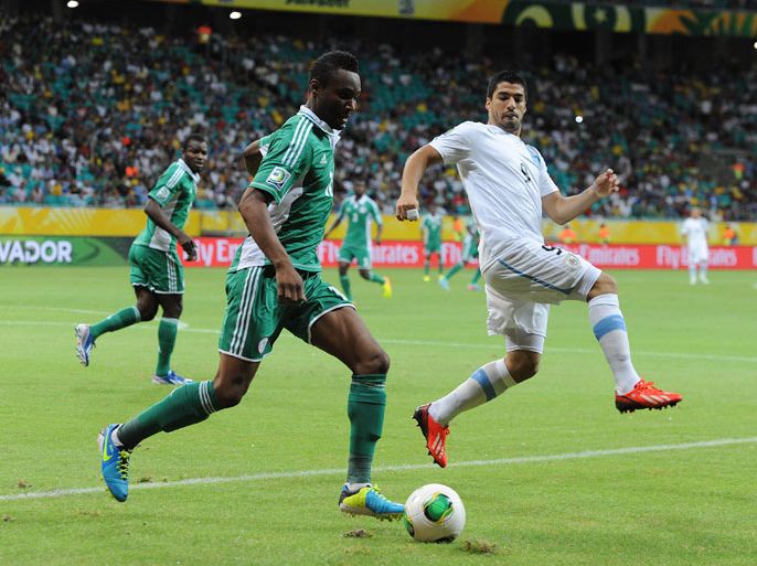 epa03753643 Nigeria's John Obi Mikel (L) vies for the ball with Uruguay's Luis Suarez (R) during the match Nigeria and Uruguay in the FIFA Confederations Cup 2013 in Fonte Nova stadium, Salvador, Brazil, 20 June 2013. EPA/PETER POWELL