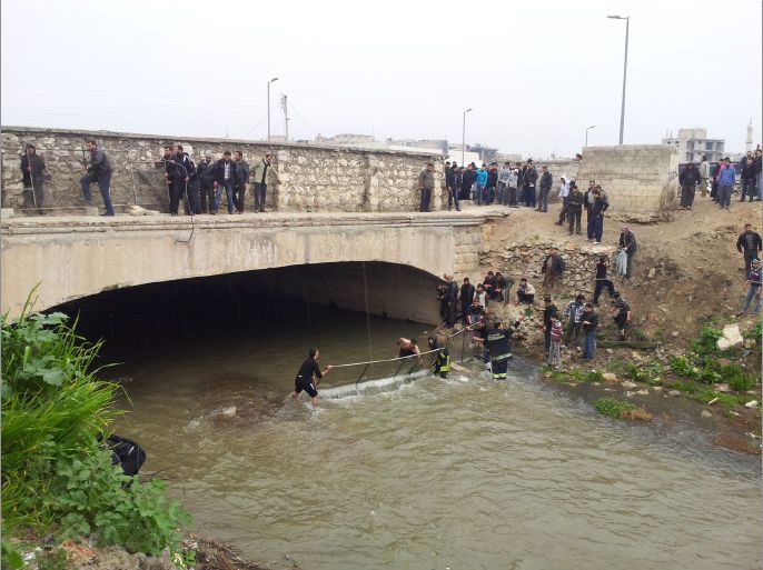 سكان ونشطاء يجهزون شبكة في نهر حلب لالتقاط الجثامين الطافية في مجرى النهر. المصدر هيومن رايتس ووتش