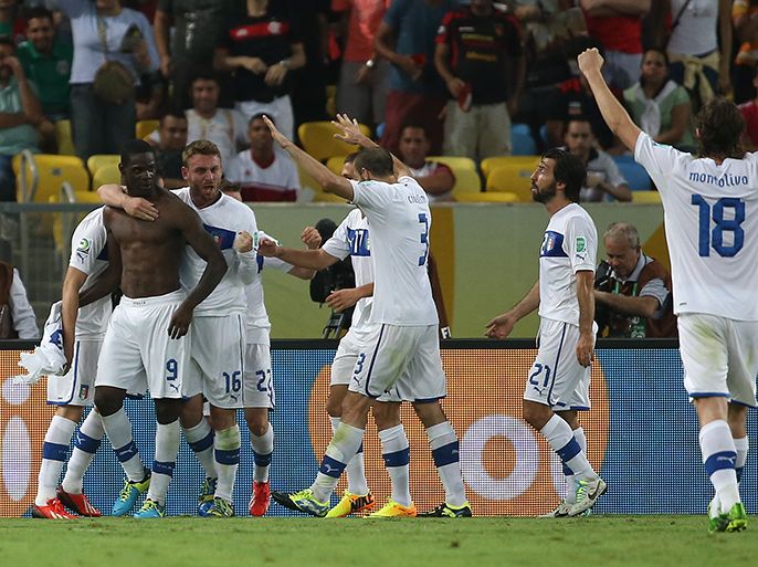 epa03747993 Mario Balotelli of Italy celebrates with team mates after scoring the 2-1 during the Group A FIFA Confederations Cup 2013 match between Mexico and Italy at Maracana stadium in Rio de Janeiro, Brazil, 16 June 2013. EPA/OLIVER WEIKEN