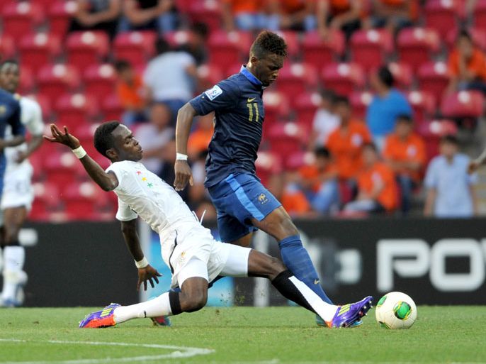 France's Jean Christian Bahebeck (R) vies for the ball with Ghana's Joseph Attamah during a group stage football match between France and Ghana at the FIFA Under 20 World Cup at the TT Arena in Istanbul on June 21, 2013. AFP PHOTO / OZAN KOSE