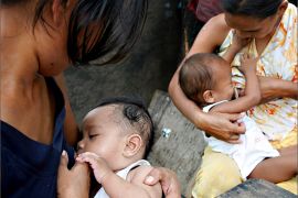 epa01144152 Filipino mothers breastfeed their chilldren along a local street in Manila Philippines, on 11 October 2007. The Philippine Supreme Court lifted an absolute ban on infant formula advertising in striking down several provisions of implementing rules of a code that aims to promote breastfeeding in the country. International studies have shown that formula-fed babies are more prone to various diseases than those who were breastfed during the first two years. EPA/MIKE F. ALQUINTO
