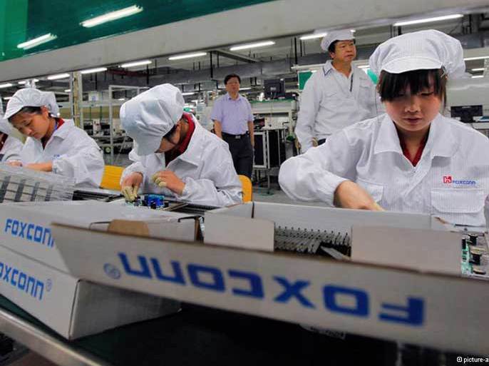 عاملات لشركة فوكسكون في الصين. المصنع ينتج هواتف أبل الذكية