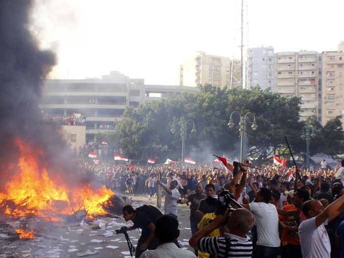 ‪معارضون لمرسي اقتحموا مقرات للإخوان المسلمين في عدة محافظات‬  (الفرنسية)