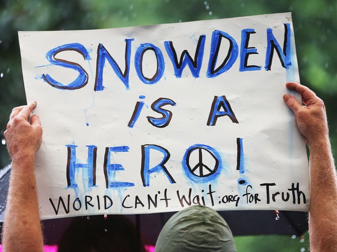 New York, New York, UNITED STATES : NEW YORK, NY - JUNE 10: A supporter holds a sign at a small rally in support of National Security Administration (NSA) whistleblower Edward Snowden in Manhattan's Union Square on June 10, 2013 in New York City. About 15 supporters attended the rally a day after Snowden's identity was revealed in the leak of the existence of NSA data mining operations. Mario Tama/Getty Images/AFP== FOR NEWSPAPERS, INTERNET, TELCOS & TELEVISION USE ONLY ==