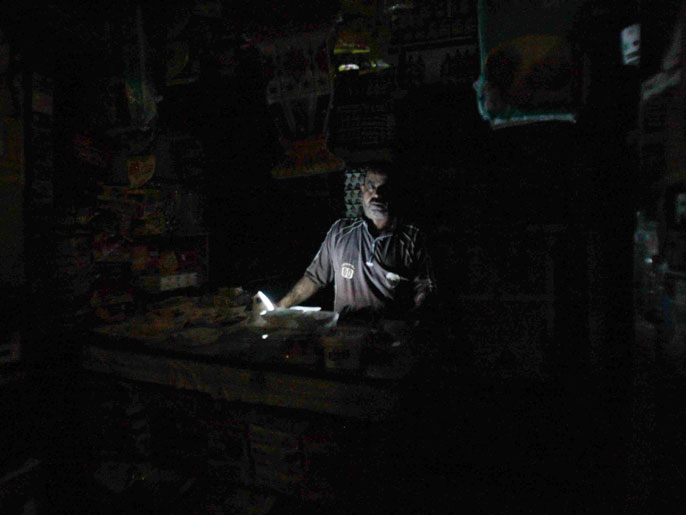 استمرار انقطاع الكهرباء بمصر أجبر المواطنين على التعايش مع الظلام (الجزيرة نت)