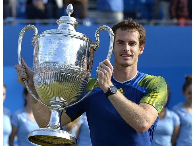 Britain's Andy Murray poses with the trophy after winning the ATP Aegon Championships final tennis match against Croatia's Marin Cilic at the Queen's Club in west London on June 16, 2013. Murray was crowned king of Queen's Club for the third time as the world number two roared back to defeat defending champion Marin Cilic 5-7, 7-5, 6-3. AFP PHOTO / ADRIAN DENNIS