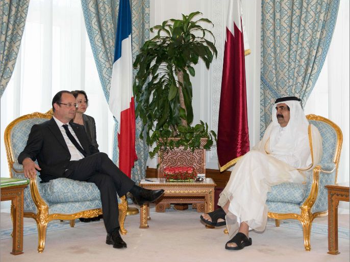 French President Francois Hollande (L) meets with Qatari Emir Sheikh Hamad bin Khalifa al-Thani (R) at the Emiri Diwan in Doha on June 23, 2013. Hollande is on a two-day official visit to Qatar for talks on the Syrian civil war and on economic ties with the gas-rich Gulf state. AFP PHOTO/BERTRAND LANGLOIS