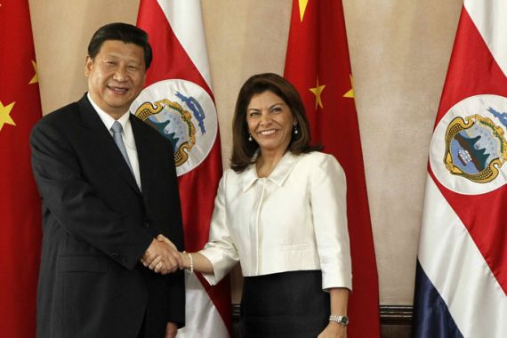 epa03729512 Chinese president Xi Jinping (L) shakes hands with Costa Rican president Laura Chinchilla (R) during a meeting at the presidential house in San Jose, Costa Rica, 03 June 2013. Jinping is on a three-day visit to Costa Rica. EPA/JEFFREY ARGUEDAS / POOL