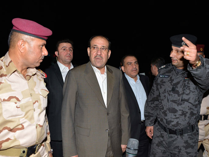 المالكي أثناء لقائه مسؤولين أمنيين في جولة قام بها في بغداد الخميس (الفرنسية)