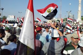 المتظاهرون رفعوا أعلام مصر وصور مرسي