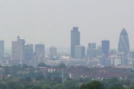 epa000464343 A view of London taken from the south London Thursday, 23 June 2005 following a government smog warning for the capital and south eastern England because of the high levels of air pollution. Temperatures in the city Thursday expect to reach at least 31degrees of celsius. EPA/TOM HEVEZI