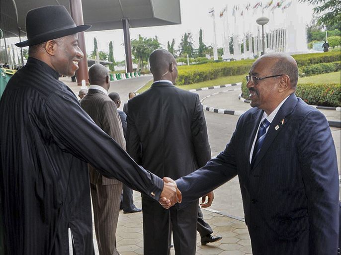 epa03789837 A photograph made available 16 July 2013 shows Nigerian president Goodluck Jonathan (L) greets Sudan president Omar al-Bashir (R) to the African Union special summit on HIV and Aids, Tuberculosis and Malaria in Abuja, Nigeria 15 July 2013. According to local reports Sudan President Omar al-Bashir has left Nigeria after calls for his arrest on charges of genocide in Darfur. Human rights groups filed a case in a Nigerian court to attempt to force the government to arrest him and hand over to the International Criminal Court (ICC). EPA/Deji Yake