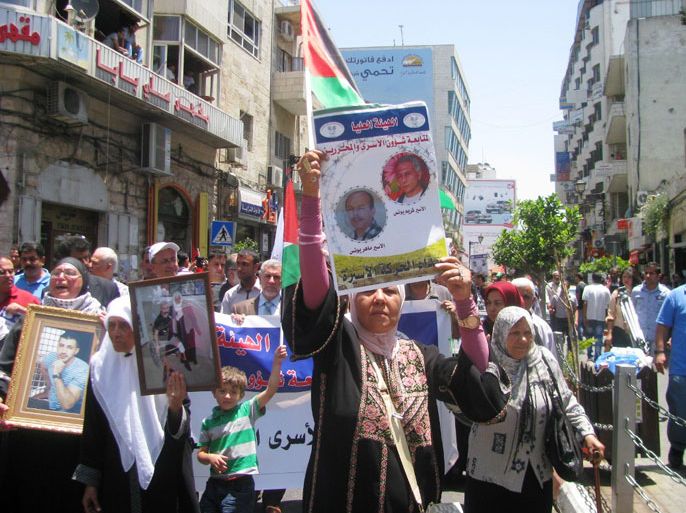 الأسرى الفلسطينيين يهددون بتحريك الشارع لإفشال المفاوضات