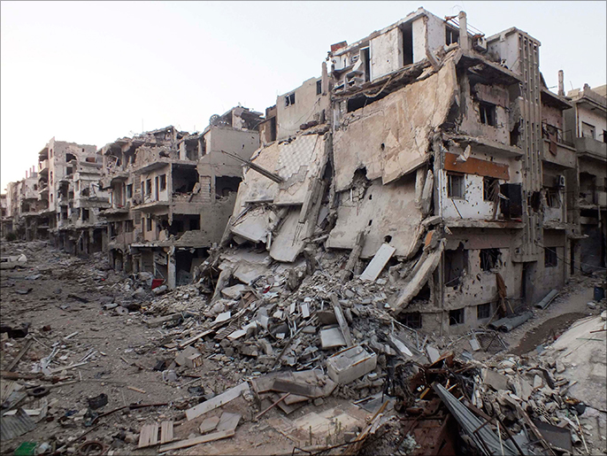 جانب من الدمار الذي لحق بالعديد من البيوت في حمص (رويترز)
