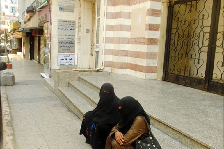متسولتين سوريتين امام باب احد المساجد بالحمراء