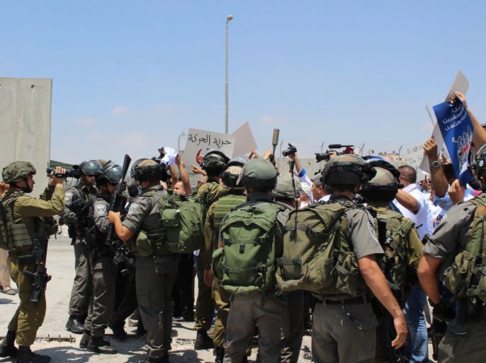 قوات الاحتلال تتصدى للصحفيين المتظاهرين على حاجز قلنديا شمال القدس