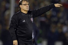 (FILES) A picture taken on March 29, 2013 shows the coach of Argentinian Newell's Old Boys, Gerardo "Tata" Martino gesturing during the Copa Libertadores 2013 quarterfinals second-leg football match against Boca Juniors at Marcelo Bielsa stadium in Rosario, some 350 Km north of Buenos Aires. Argentine coach Gerardo Martino has been named as Barcelona's new boss on a two-year deal, the club confirmed on July 23, 2013. AFP PHOTO/ JUAN MABROMATA