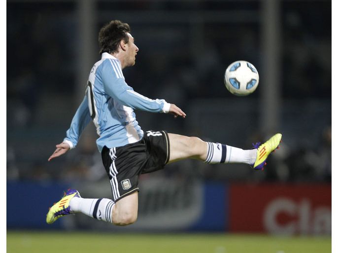 epa02820122 Argentina's forward Lionel Messi controls the ball during the Copa America 2011 group stage Argentina vs Costa Rica in Cordoba, Argentina, on 11 July 2011. EPA/LEO LA VALLE