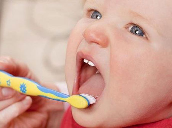 الفلورايد الزائد قد يترك بقعاً مستديمة بيضاء إلى بنية اللون على أسنان الأطفال دون السادسة