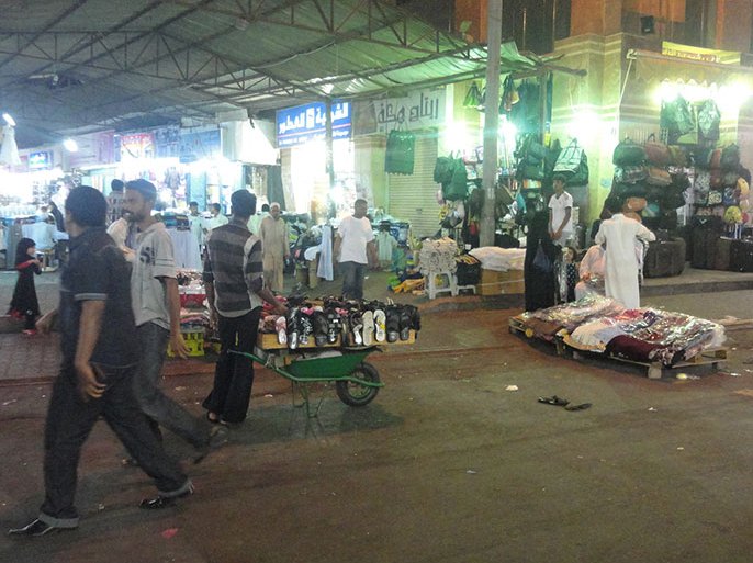 عمال يمنيون في أحد أسواق مدينة جدة السعودية الجزيرة نت