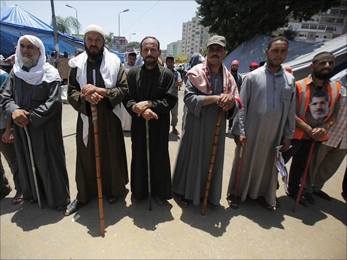 ‪مناصرون لمرسي في مداخل ميدان‬ (رويترز)