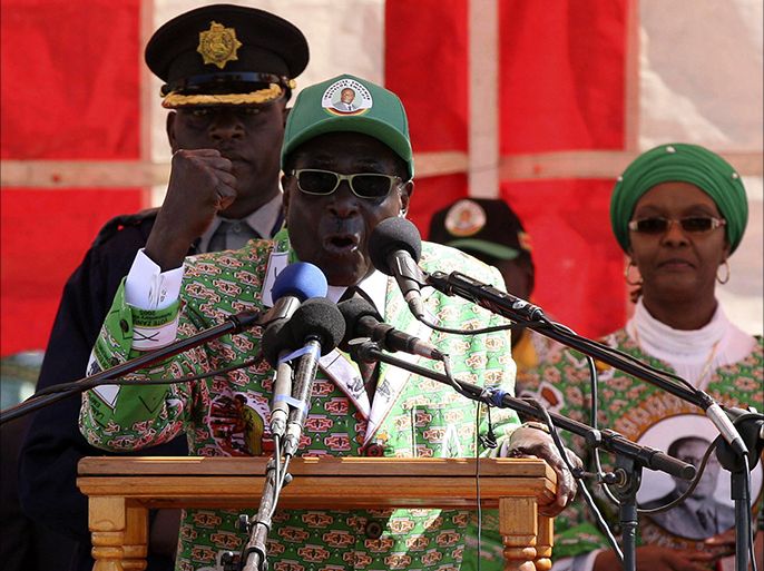 Zimbabwean President Robert Mugabe speaks at an election rally in Chitungwiza, about 35 km (22 miles) south of the capital Harare July 16, 2013. Zimbabwe will hold presidential and parliamentary elections on July 31. REUTERS/Philimon Bulawayo (ZIMBABWE - Tags: POLITICS ELECTIONS)