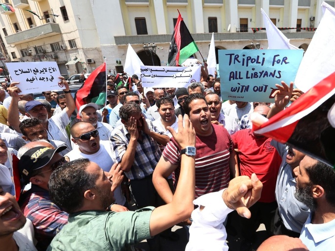 مظاهرة تحتج على الانفلات الأمني في ليبيا (غيتي إيميجز)