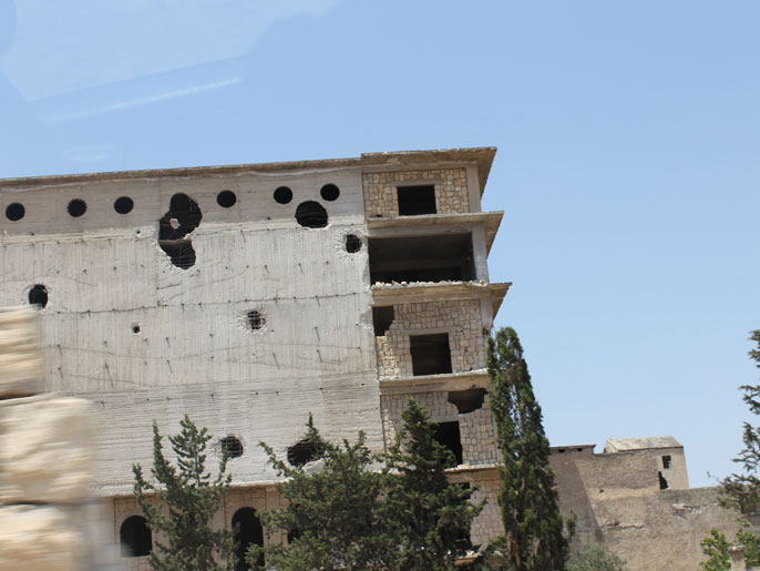 ‪(‬ آثار القصف على أحد الأبنية بحلب (الجزيرة-أرشيف)