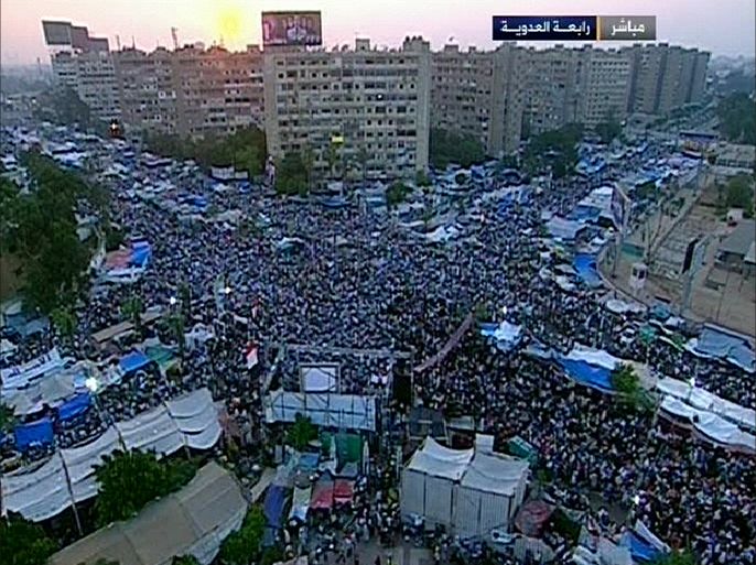 المتظاهرين المؤيدين لمرسي يتوافدون على ميدان رابعة العدوية