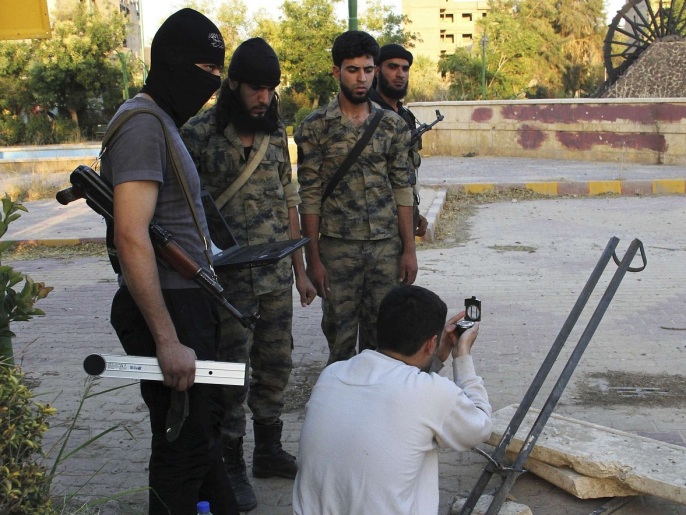 الجيش السوري الحر يخوض اشتباكات على عدة حبهات (رويترز-أرشيف)